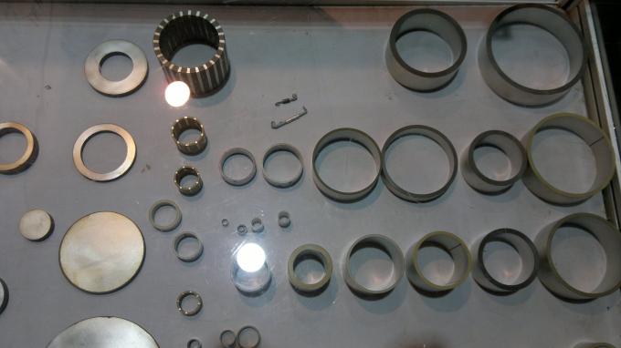 Elemento piezoelétrico da forma do anel, elétrodos piezoelétricos da placa na superfície