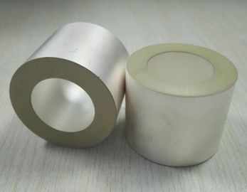 Elétrodos positivos e negativos do tubo cerâmico piezoelétrico da cor de prata